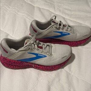 Brooks Gray and Pink Athletic Shoes with Blue Detail size 8